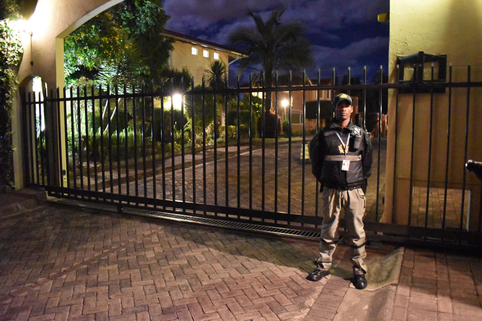 Guardia registrando el ingreso de una visita en la garita de un conjunto