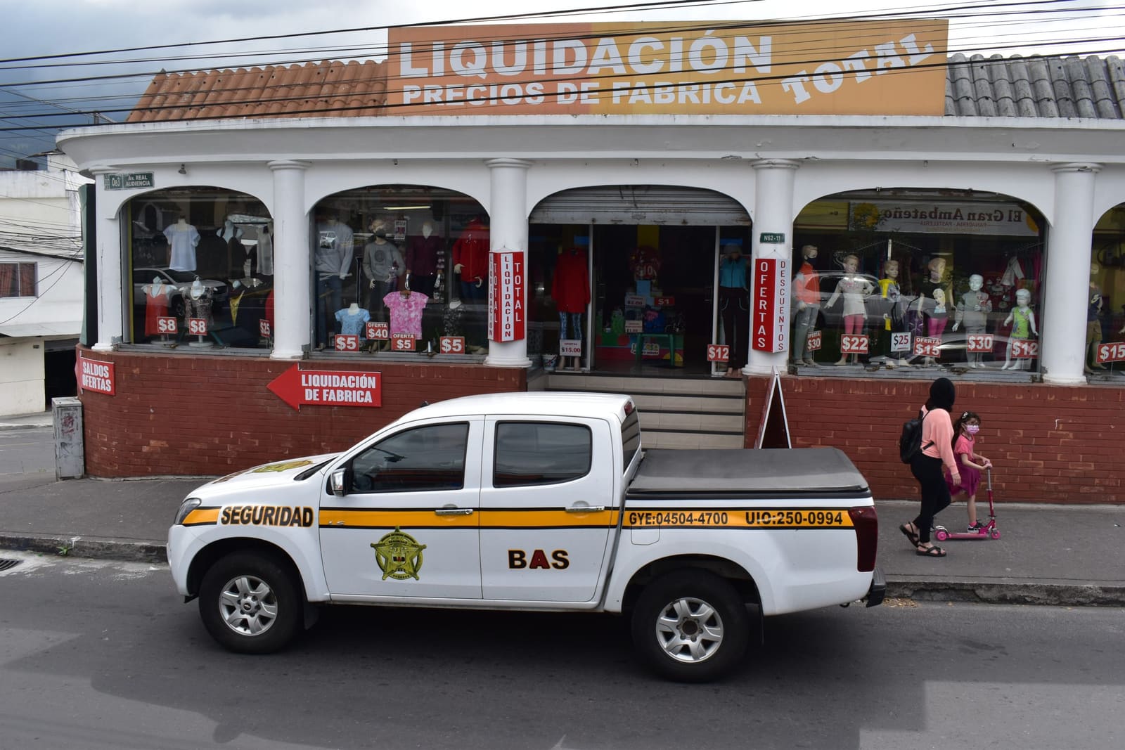 Puesto de caja con botón de pánico discreto bajo el mostrador