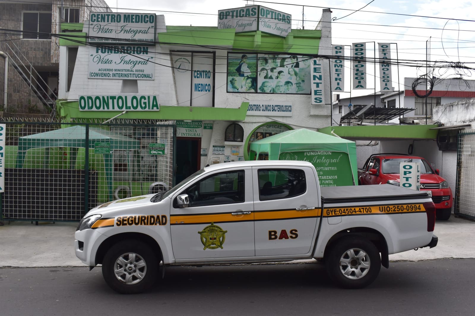 Guardia de seguridad uniformado en el puesto de control de accesos