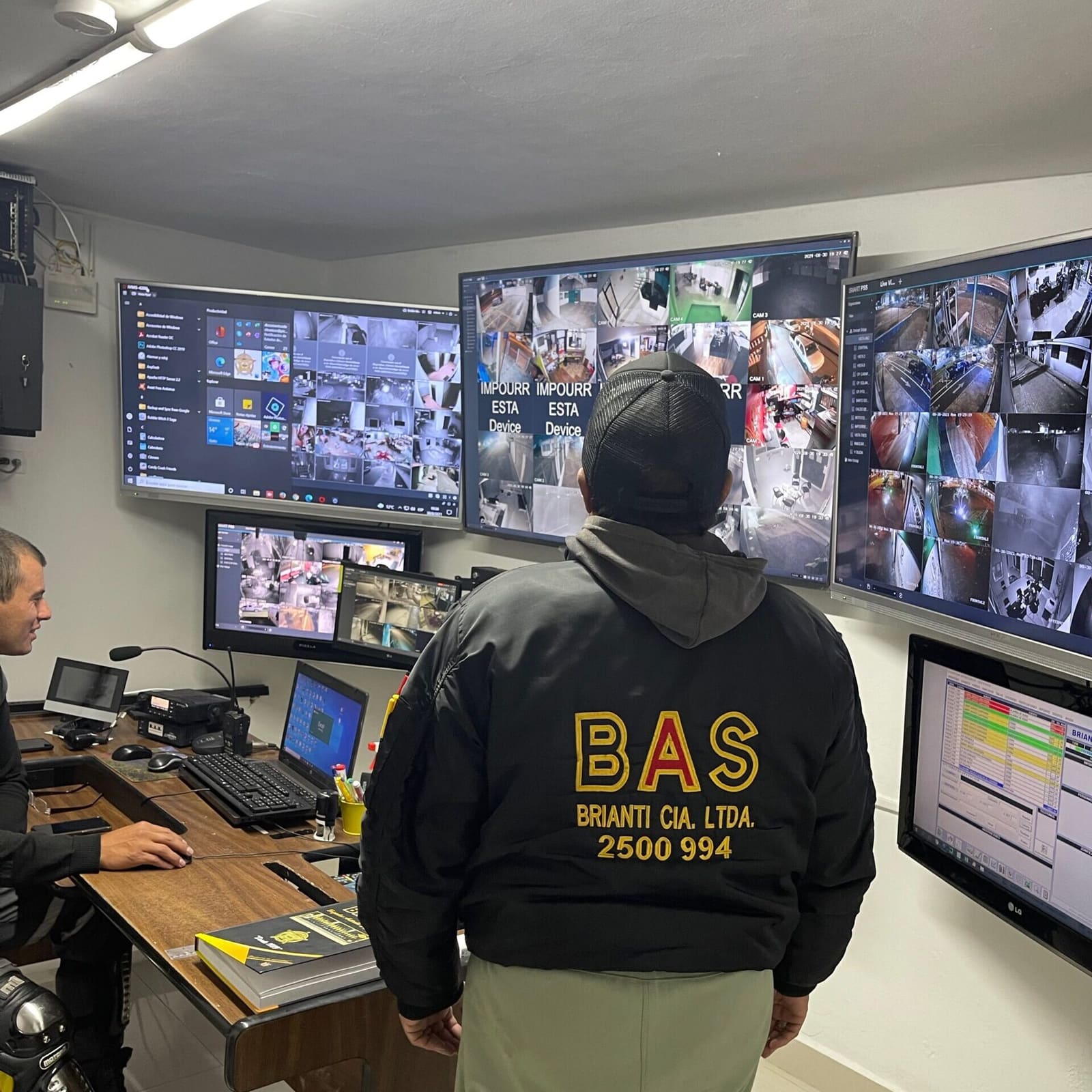 Cámara de videovigilancia instalada en el acceso de una empresa